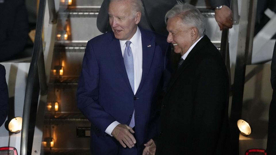 Ved hans ankomst til den internationale lufthavn i Zumpango i Mexico søndag blev Joe Biden (til venstre) hilst velkommen af den mexicanske præsident, Andrés Manuel López Obrador (til højre). <i>Fernando Llano/Ritzau Scanpix</i>
