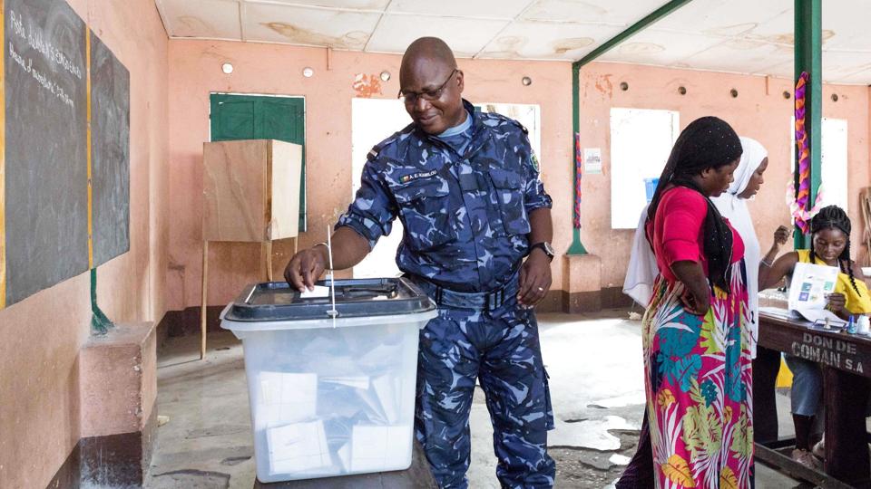 En beninsk soldat stemmer ved søndagens parlamentsvalg. <i>Yanick Folly/Ritzau Scanpix</i>