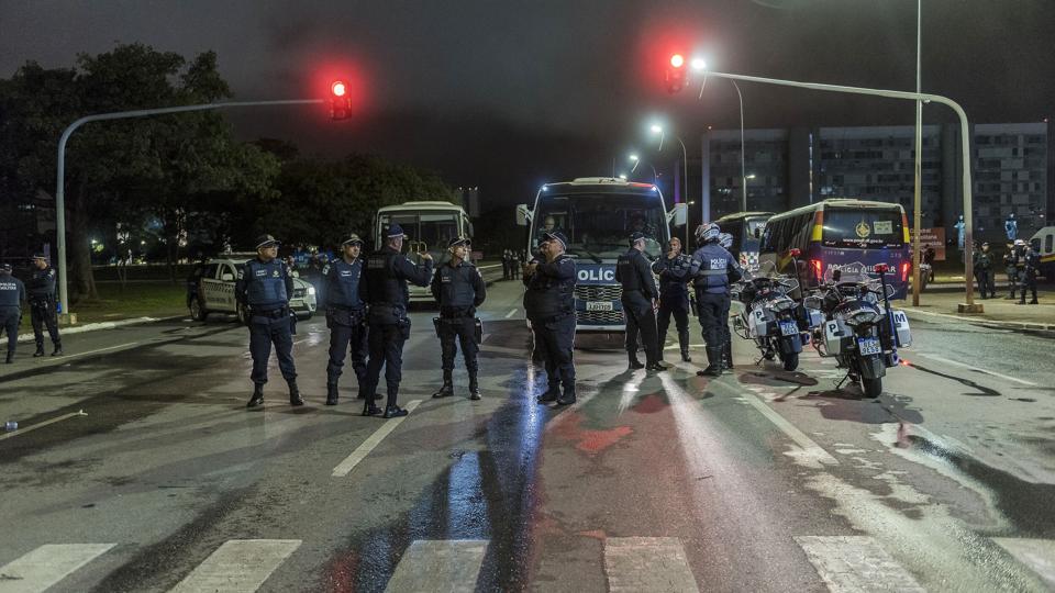 Betjente står vagt efter stormløbet mod det brasilianske parlament. <i>Isabella Finholdt/Ritzau Scanpix</i>