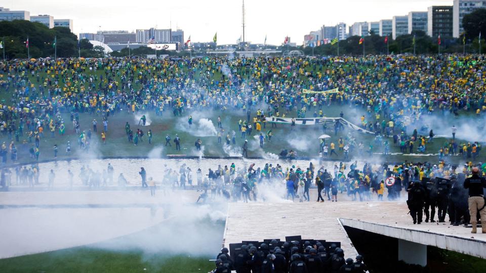 Demonstranter, som støtter den tidligere brasilianske præsident Jair Bolsonaro, indledte søndag et stormløb mod den brasilianske kongres. <i>Adriano Machado/Reuters</i>