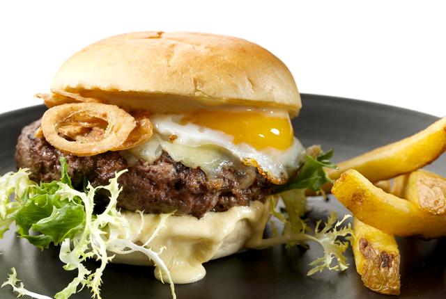 Jakobs klassiske burger fåes også i en vegetarisk udgave med plantebøf på Jakobs Café i Skagen