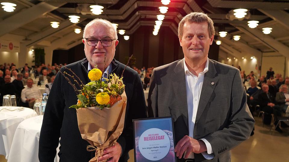 Jens Jørgen Møller Nielsen (t.v.) får her overrakt DBU Jyllands Rejselegat 2023 af bestyrelsesmedlemmet Kristian Nørgaard Thomsen. <i>Foto: DBU</i>