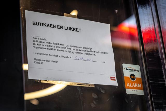 Butikken hos Circle K på Hadsundvej i Aalborg er lukket, men der kan, som det ses på fotoet, stadig tankes.