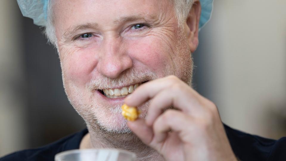 No Crap er flyttet fra Hjørring til Tårs og har fået ny ejer. Tommy Jensen, der er opfinderen af de specielle gourmet-popcorn, er fulgt med til den nye fabrik, der tidligere var chipsfabrik. <i>Foto: Claus Søndberg</i>