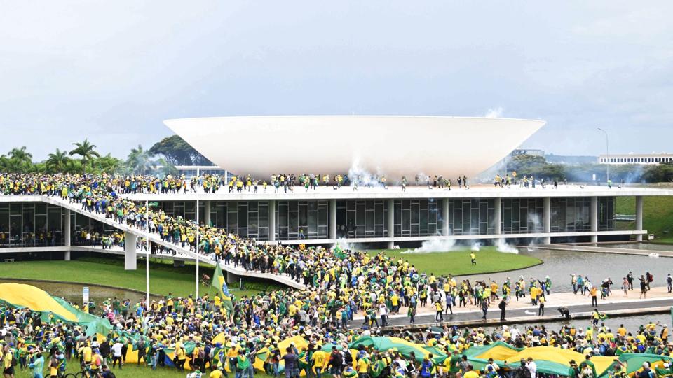 Danmarks ambassadør i Brasilien, Eva Bisgaard Pedersen, fortæller, at uroen søndag var meget koncentreret omkring det område, der kaldes esplanaden, hvor regeringsbygningerne i Brasilia er. <i>Evaristo Sa/Ritzau Scanpix</i>