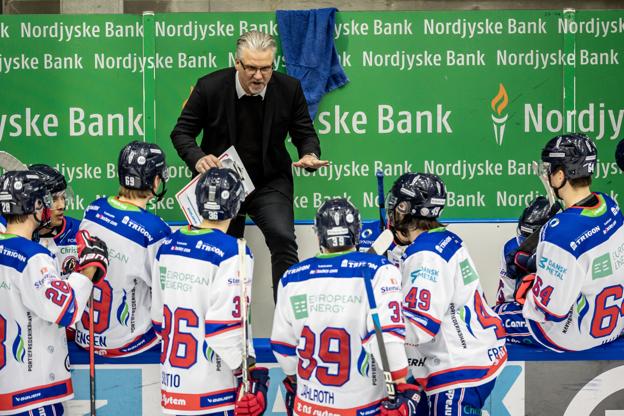 White Hawks-træner Pelle Hånberg forsøgte forgæves at stoppe blødningen i anden periode med en timeout. <i>Foto: Martin Damgård</i>