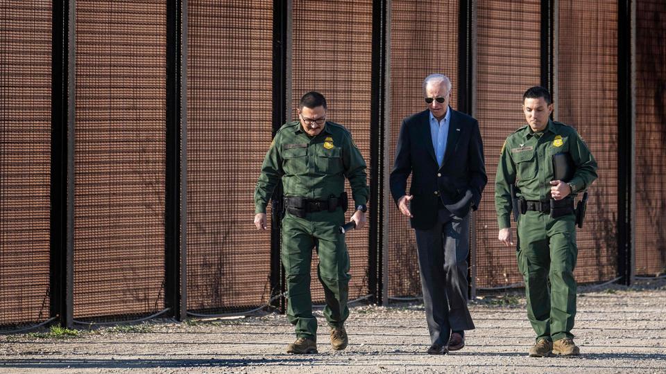 Præsident Joe Biden i snak med grænsevagter ved den mexicanske grænse i El Paso, Texas. Lederne af USA, Mexico og Canada er samlet i Mexico City mandag og tirsdag for at drøfte blandt andet migration og narkotikasmugling. <i>Jim Watson/Ritzau Scanpix</i>