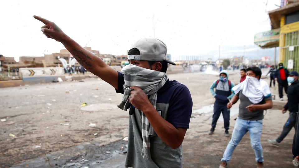 Demonstranter i Peru kræver den nye præsident Dina Boluartes afgang. Her ses demonstranter i byen Juliaca i weekenden. <i>Stringer/Reuters</i>