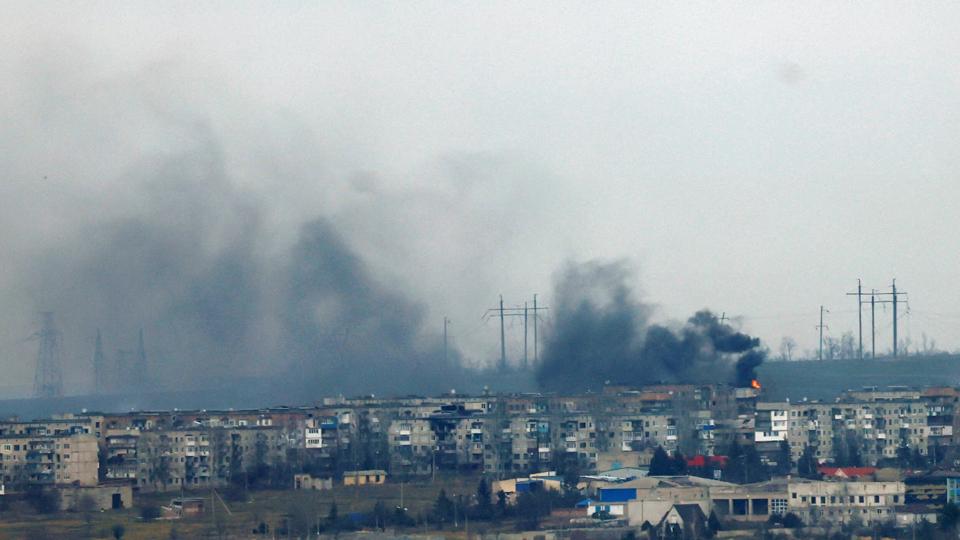 Røgen stiger fra byen Soledar, efter et angreb 5. januar. Byen beværter for tiden nogle af de voldsomste slag i krigen mellem Rusland og Ukraine. <i>Clodagh Kilcoyne/Reuters</i>