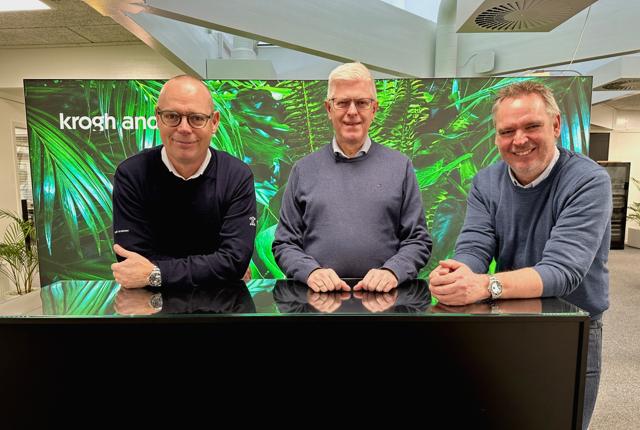 Fra venstre ses først Niels Krogh Andersen, dernæst Hans Mørch, og til sidst Mogens Krogh Andersen. Parterne kan glæde sig over en aftale om, at Krogh Andersen A/S nu overtaget FlexInEx.