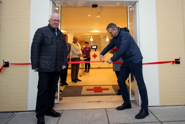 Borgmester Michael Klitgaard klippede den røde snor over, mens formand for Røde Kors, Hans Jørgen Dalum, kiggede på.