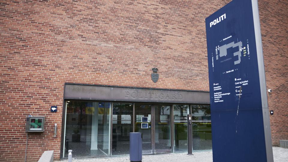 Et tidligere it-medarbejder ved Østjyllands Politi har tirsdag i Retten i Aarhus erkendt sig skyldig i en lang række anklager om hacking af kollegers telefoner. (Arkivfoto). <i>Mikkel Berg Pedersen/Ritzau Scanpix</i>