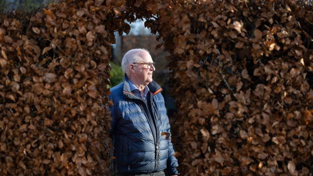 En tur ud i haven, der har udsigt over Simested Å, er altid med til at give Poul Erik Jensen ny energi. Det meste af hjemmet står stadig som det gjorde, da hustruen Elly levede. <i>Foto: Claus Søndberg</i>