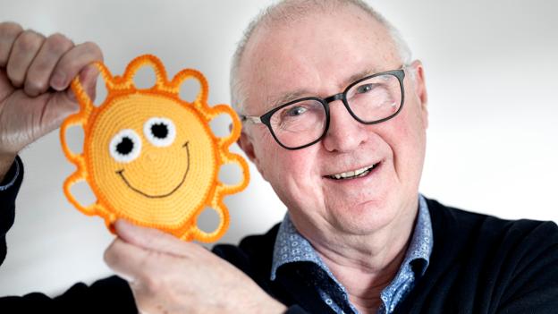 Blandt de ting, som Carpe Diem får indtægter af, er denne glade maskot. 12 damer mellem Aalestrup og Skjern mødes jævnligt for at hækle dem, fortæller Poul Erik Jensen. <i>Foto: Claus Søndberg</i>