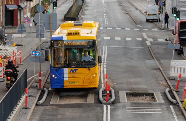 Kun for busser. De kan lige akkurat passere busgraven på Kastetvej. <i>Foto: Henrik Bo</i>