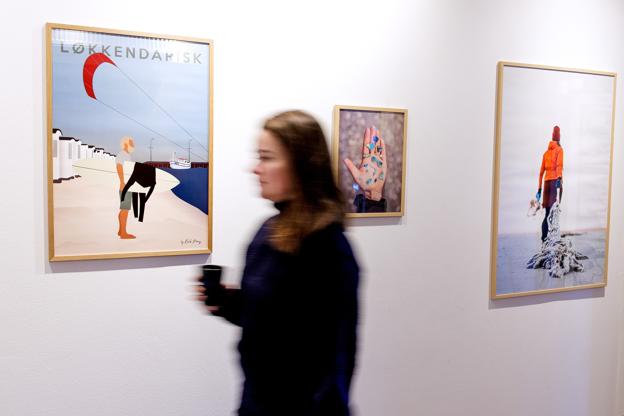 Filmselskabet holder til i et kontorfællesskab for iværksættere - plantet som en slags uventet gæst over for Brugsen i den nordjyske badeby. <i>Foto: Torben Hansen</i>