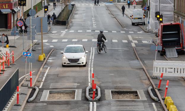 Hov! Den vej kan man ikke køre, har mange bilister erfaret på Kastetvej. For nogle endte det galt. <i>Foto: Henrik Bo</i>
