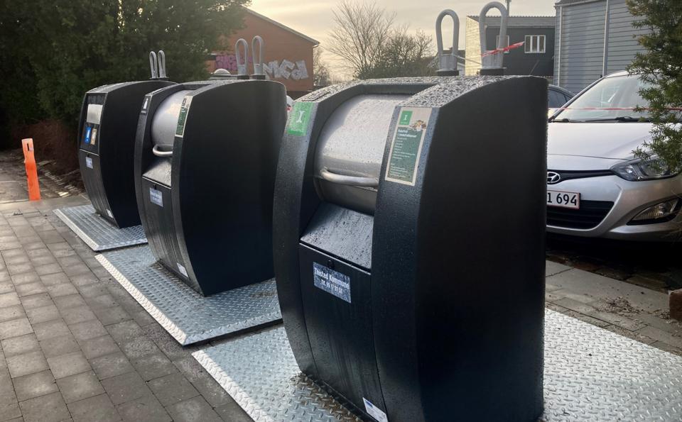 Nedgravede affaldsstationer - som denne på Larsens Plads i Thisted - bliver også løsningen for nogle af Thisted Kommunes institutioner, mens andre får beholdere på hjul eller faste stationer over jorden. Men på grund af leveringsproblemer kan der gå flere måneder, før sorteringen kommer i gang. <i>Arkivfoto: Morten Kyndby Holm</i>