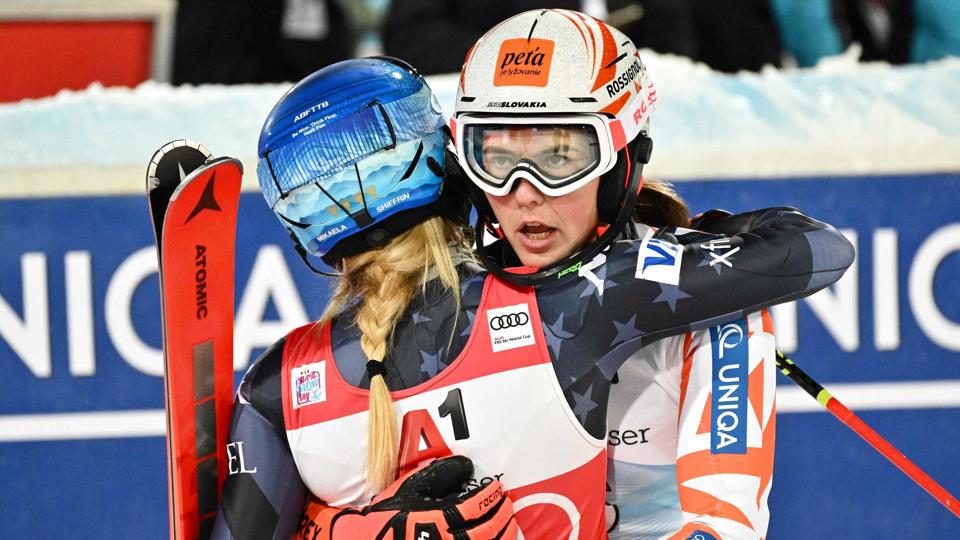 Mikaela Shiffrin (til venstre) gav sin overkvinde Petra Vlhova et kram efter duellen i Flachau. <i>Joe Klamar/Ritzau Scanpix</i>