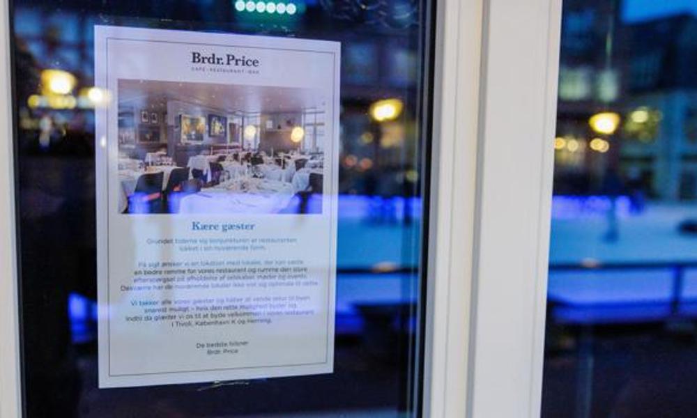 Opslaget på restaurantens dør, der fortæller, at restauranten ikke åbner som planlagt i januar. Opslaget på restaurantens dør, der fortæller, at restauranten ikke åbner som planlagt i januar.