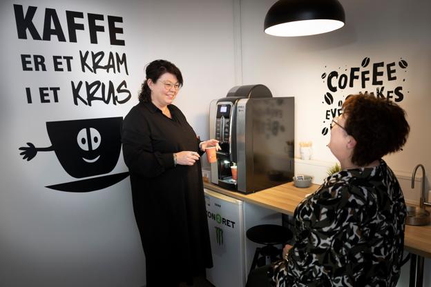 Britt Hylleberg (tv) er glad for at have fundet en lokal medarbejder i form af Betina Stenberg. Det kan nemlig komme Flexfabrikken til gode, når kendskabet til virksomheden skal bredes ud i Thisted. <i>Foto: Claus Søndberg</i>