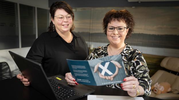 Britt Hylleberg (tv) har ansat Betina Stenberg i et fleksjob - hun bliver dermed Flexfabrikkens første faste medarbejder i Thisted. <i>Foto: Claus Søndberg</i>