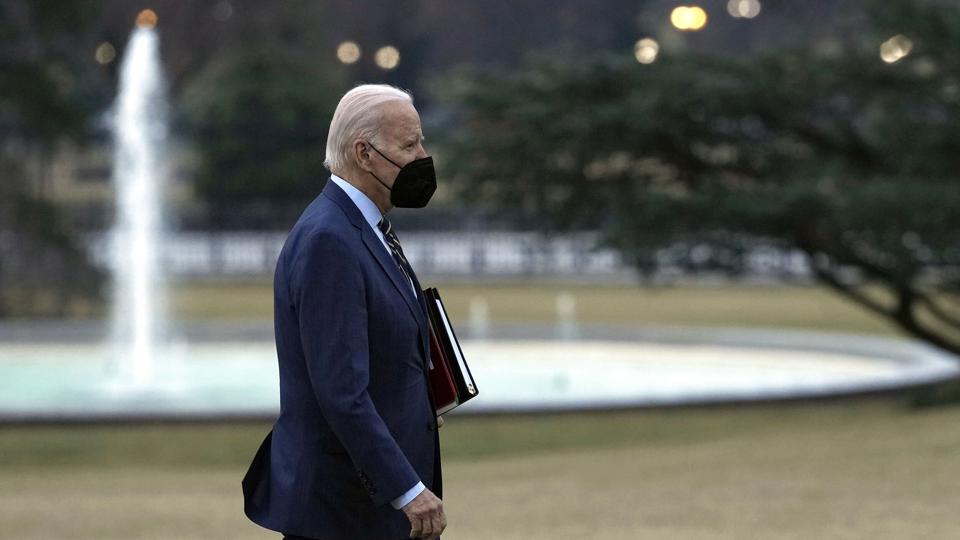 Præsident Joe Biden ses her onsdag gå fra "Marine One" mod Det Hvide Hus i Washington D.C. <i>Susan Walsh/Ritzau Scanpix</i>