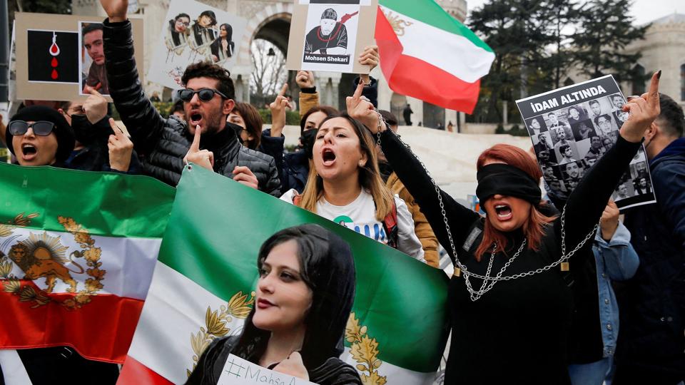Det er ikke kun i selve Iran, at der har været protester mod landets regime. Her ses for eksempel et billede fra en protest i den tyrkiske by Istanbul i december 2022. <i>Dilara Senkaya/Reuters</i>