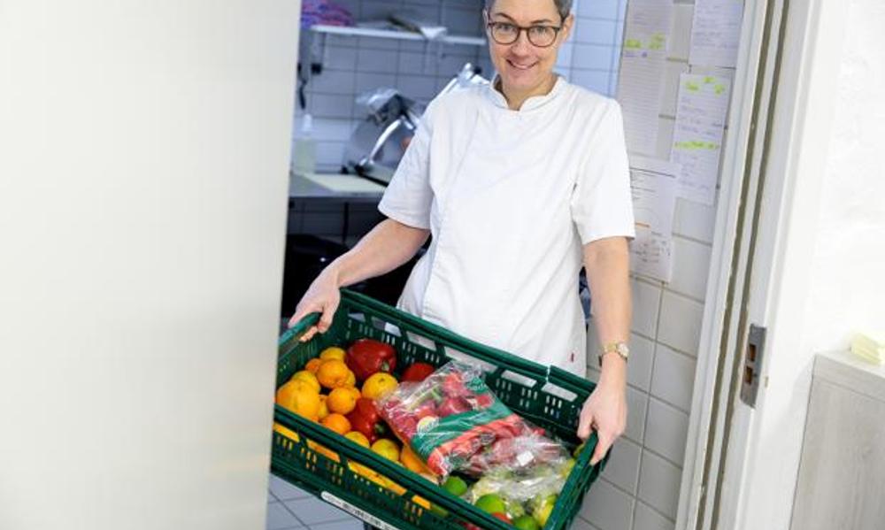 Kasseret frugt og grønt bliver omdannet til lækre marmelader i "Bakseriet" hos Inge Bak Nielsen. 