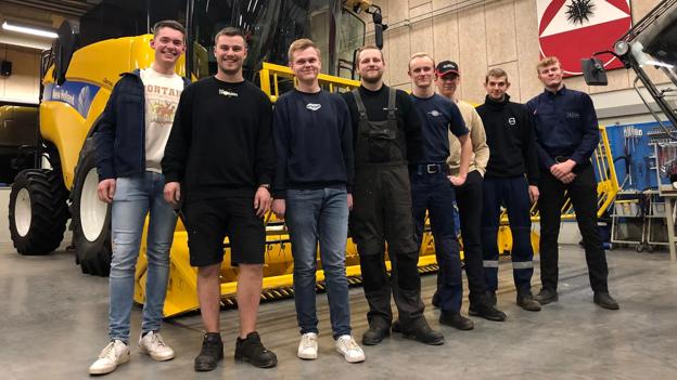 De otte drenge, der skal til Tanzania, er Alexander Joachim Hougaard Jensen, Karl Dohn Ibsen, Oliver Frederik Elmerkjær, Mathias Dan Kristensen, Martin Stillhoff Villumsen, Jesper Snedker Baljum, Anders Kloster Keseler og Oliver Fjordbak Christensen. To undervisere fra erhvervsskolen i Aars skal også med på turen. <i>Foto: Himmerlands Erhvervs- og Gymnasieuddannelser</i>