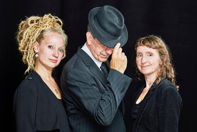 Gary Snider som Leonard Cohens alter ego flankeret af vokalisterne Connie Pilgaard Nielsen (til venstre) og Katrine Hald. 