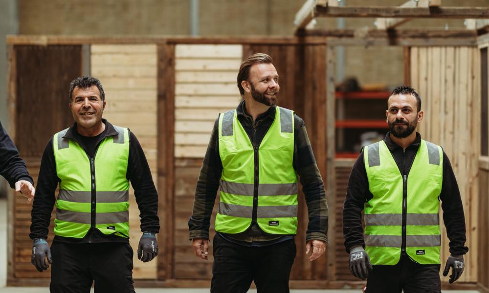 Næste bruger ressourcer på at indsluse og oplære medarbejdere fra kanten af arbejdsmarkedet – fx flygtninge, kontanthjælpsmodtagere og fleksjobbere. Her er fra venstre Kim Bøhmert, Lukman Asaad, Niels Jakubiak Andersen, Bahri Ali og Kim Nielsen. Næste bruger ressourcer på at indsluse og oplære medarbejdere fra kanten af arbejdsmarkedet – fx flygtninge, kontanthjælpsmodtagere og fleksjobbere. Her er fra venstre Kim Bøhmert, Lukman Asaad, Niels Jakubiak Andersen, Bahri Ali og Kim Nielsen.