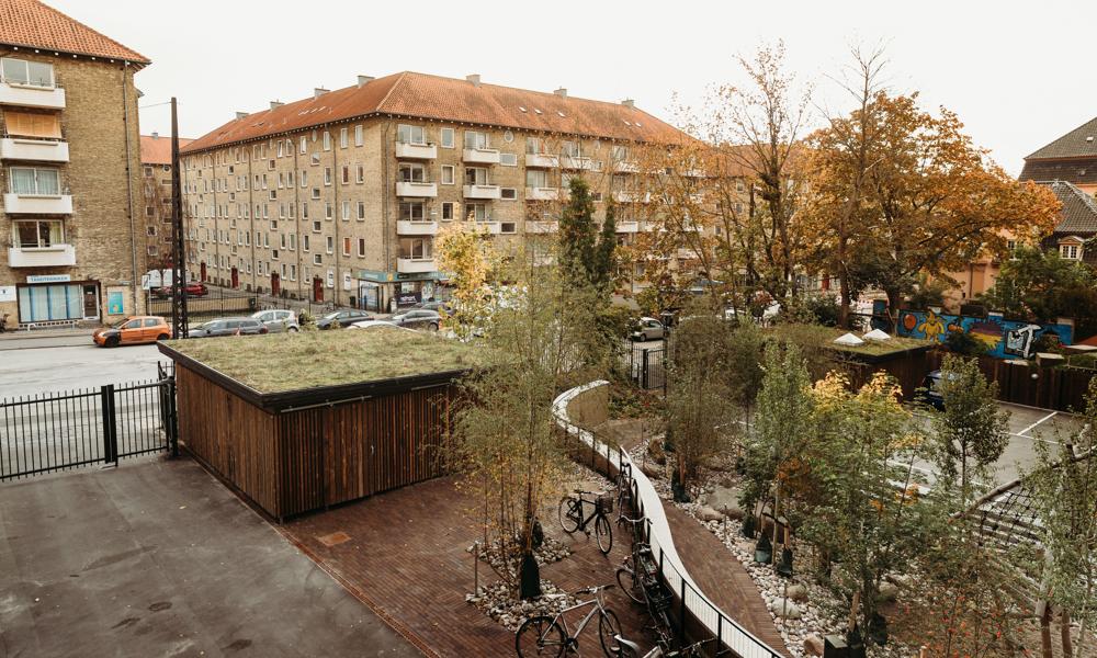 Næste leverer fortrinsvis store skure til boligforeninger, uddannelsesinstitutioner og offentlige bygherrer - fx her hos AB Storgården i København Nordvest. Men også de private ejendomsudviklere efterspørger i stigende grad byggerier med genbrugsmaterialer. Næste leverer fortrinsvis store skure til boligforeninger, uddannelsesinstitutioner og offentlige bygherrer - fx her hos AB Storgården i København Nordvest. Men også de private ejendomsudviklere efterspørger i stigende grad byggerier med genbrugsmaterialer.
