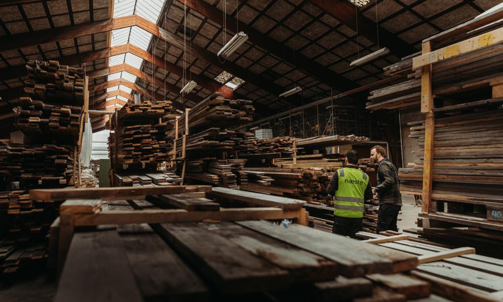 I Næstes store produktionshal er den industrialiserede produktion af skure så småt rullet i gang, og den kommende tid får udviklingen endnu mere fart med byggeriet af en ny opskæringslinje. I Næstes store produktionshal er den industrialiserede produktion af skure så småt rullet i gang, og den kommende tid får udviklingen endnu mere fart med byggeriet af en ny opskæringslinje.