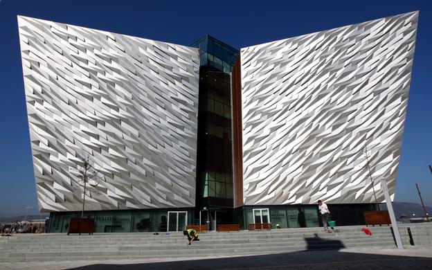 Titanic Belfast er arkitektonisk inspireret af det skibsbyggeri, der har foregået i den vigtige havneby. Museet trak i 2019 før corona-nedlukninger over 820.000 besøgende. Desværre har det store antal af turister på museet ifølge Lars Autrup ikke løftet byen generelt i den grad, man havde håbet forud. <i>Foto: David Moir/Reuters/Ritzau Scanpix</i>