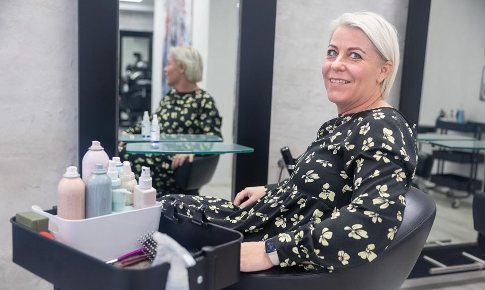 Tanja Kzouh Villemoes kan glæde sig over, at hendes medarbejder allerede ved, hvad hun skal lave, når salonen lukker i slutningen af marts. <i>Foto: Bente Poder</i>
