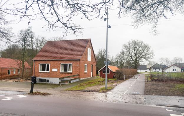 Via Hjørring Kommunes nedrivningspulje jævnes huset med jorden, og grunden købes for et symbolsk beløb af Børnenes Jord. <i>Foto: Bente Poder</i>