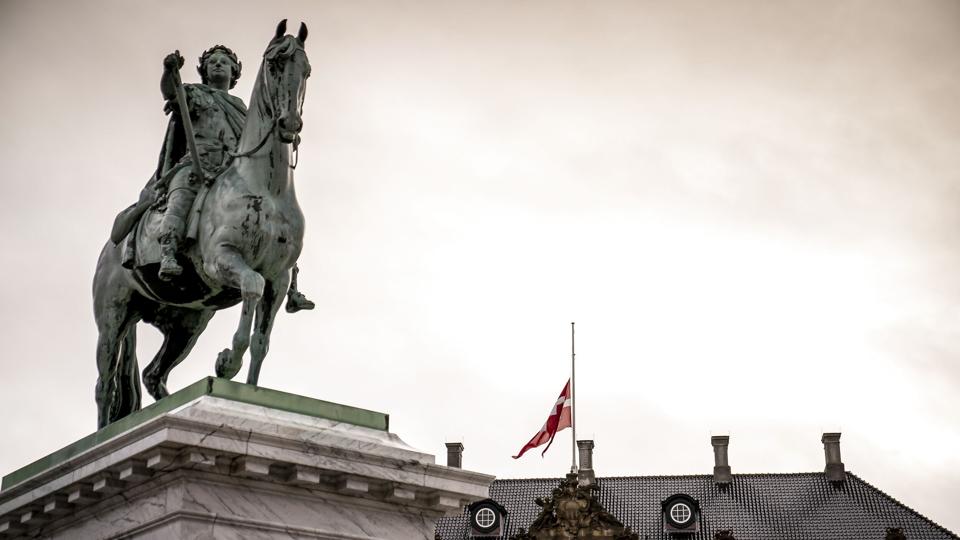 Onsdag blev der flaget på halv stang ved Amalienborg. (Foto: Mads Claus Rasmussen/Ritzau Scanpix) <i>Mads Claus Rasmussen/Ritzau Scanpix</i>