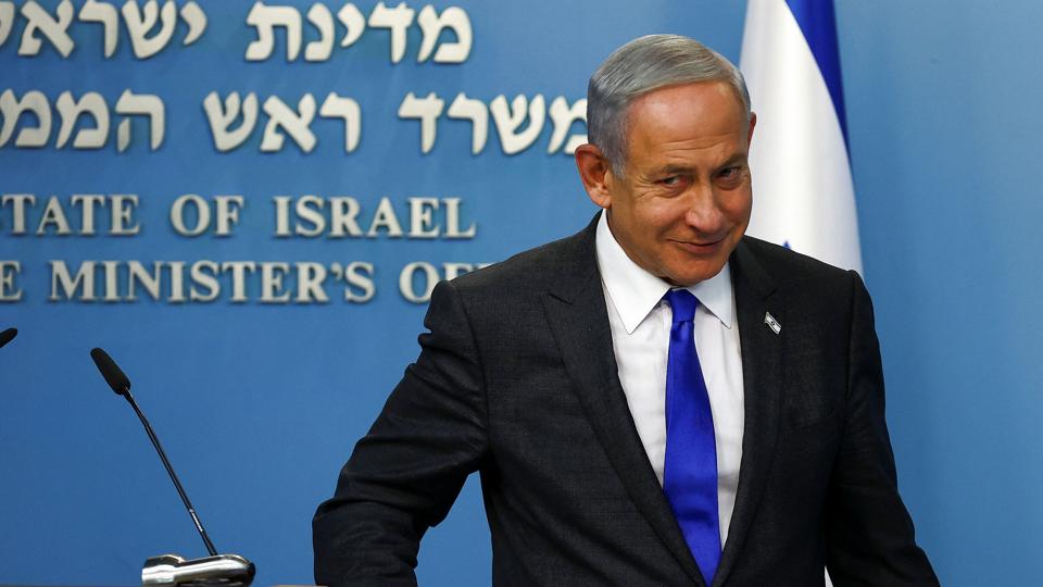 Benjamin Netanyahu står i spidsen for Israels nye regering, der betegnes som den mest højreorienterede, landet nogensinde har haft. Hans justitsminister vil have ret til at omgøre højesterettens beslutninger og ændre på den måde, dommere udpeges. <i>Ronen Zvulun/Reuters</i>