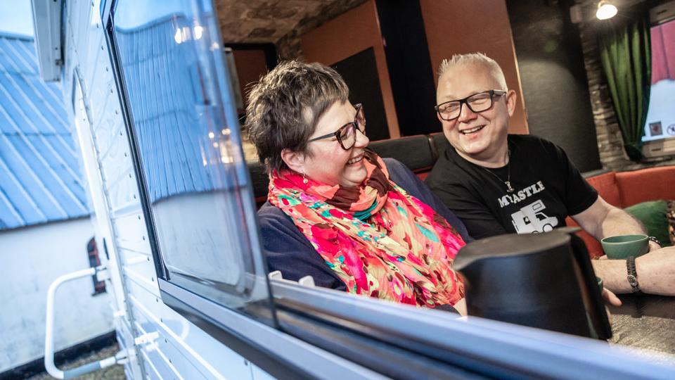 Marianne og Michael Kristensen fra Ørum i Vendsyssel har - mildt sagt - sat deres helt egne fingeraftryk i stil og indretning. <i>Foto: Martin Damgård</i>