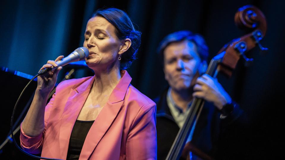 Torsdag aften gav 5 x Vuust koncert i Musikkens Hus i Aalborg. Koncerten var Poul Simon numre forklædt som jazz. Her er det Clara Vuust i vokalen og Peter Vuust på bas bagved. <i>Foto: Martin Damgård</i>