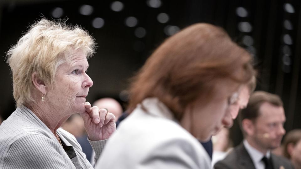 Lizette Risgaard (til venstre på billedet), formand for Fagbevægelsens Hovedorganisation, kalder lovforslaget om at sløjfe store bededag som en hellig for et angreb på den danske model. (Arkivfoto). <i>Liselotte Sabroe/Ritzau Scanpix</i>