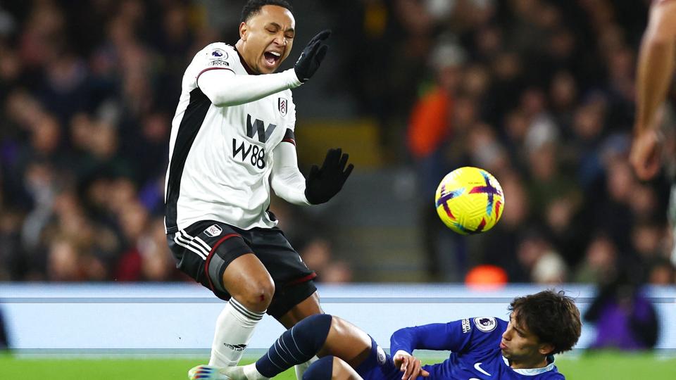 En klodset tackling sendte Chelsea-debutanten Joao Felix tidligt i bad i torsdagens Premier League kamp mod Fulham. <i>David Klein/Reuters</i>