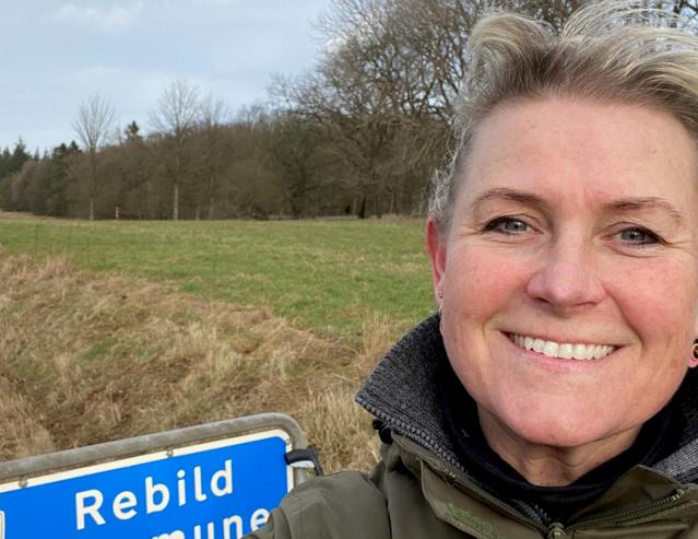 Birgitte Wilsted Simonsen (K) skal i sin tid i byrådet i Rebild Kommune samle skrald på i alt 157 kilometer - en for hver personlig stemme, hun fik ved kommunalvalget i 2021