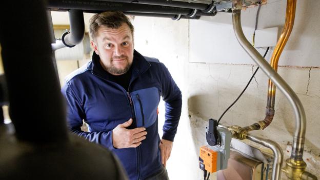 Oprindelig var det tanken, at varmeveksleren skulle gøre det muligt at levere forretningens overskudsvarme til fjernvarmenettet, fortæller Michael Lassen. Det var ikke muligt, men nu skal overskudsvarmen udnyttes i forretningens eget system. <i>Foto: Bo Lehm</i>