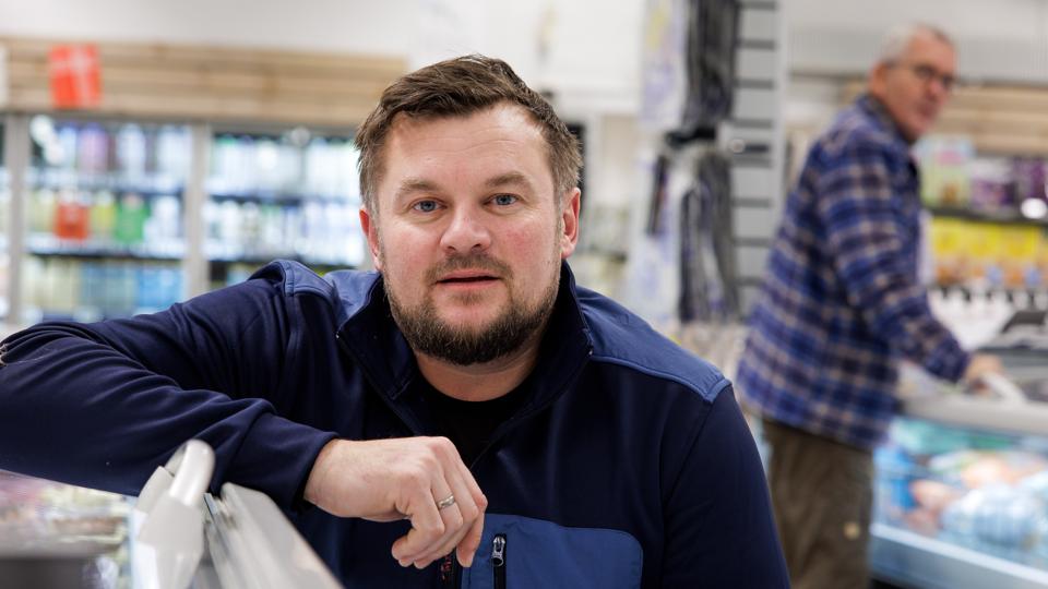 Uddeler Michael Lassen, Dagli Brugsen i Frøstrup, er på den grønne gren. Forretningen er tæt på at være selvforsynende med el og varme. <i>Foto: Bo Lehm</i>