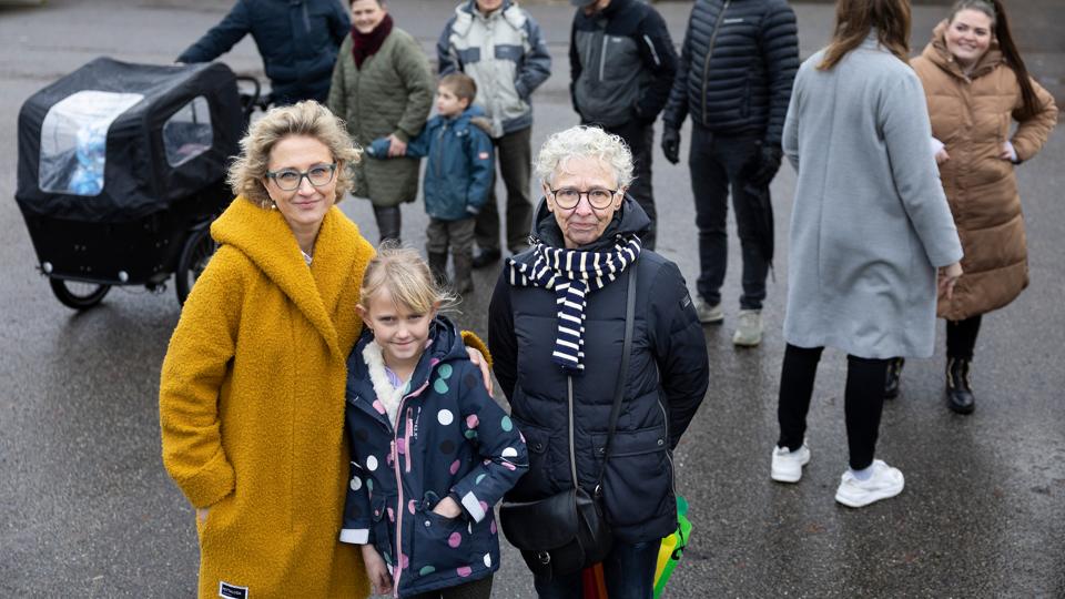 Hana Andersen (forrest til venstre) og Nanna Kirkegaard (forrest til højre) er i den grad klar til at satse og trække i arbejdstøjet for at sikre en friskole i Ravnkilde. Også selv om det betyder kollektiv hjemmeundervisning i et år. <i>Foto: Claus Søndberg</i>