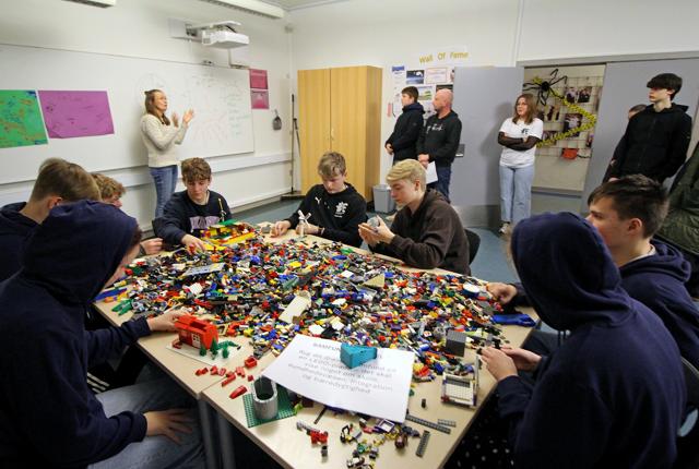I et af lokalerne på Dronninglund Efterskole var eleverne i gang med at skabe deres drømmesamfund i LEGO.