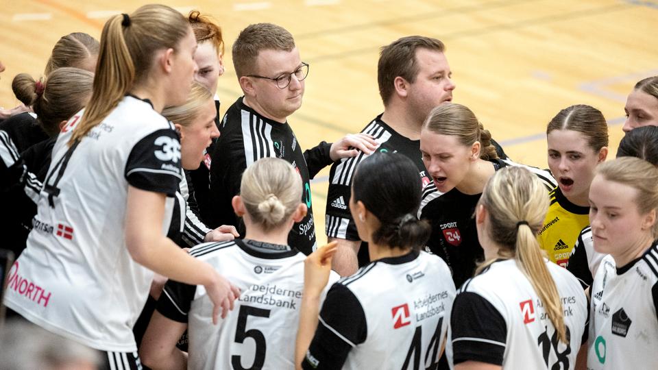 Aalborgenserne rækker fortsat ud efter den direkte oprykning. <i>Arkivfoto: Lars Pauli</i>