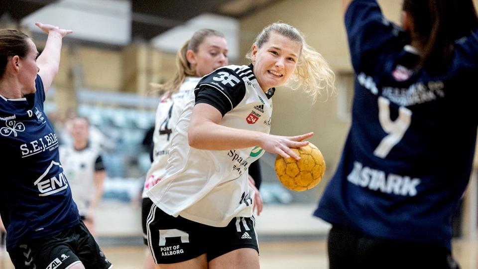Mette Brandt er ufrivilligt havnet i en uheldig række af konkurser. Først i Vendsyssel Håndbold og siden i Randers HK. Nu kæmper hun for at finde fodfæste i EH Aalborg. <i>Foto: Lars Pauli</i>